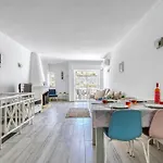 Azula - Bright And Airy 2 Bedroom With P