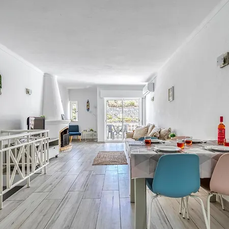 Azula - Bright And Airy 2 Bedroom With P