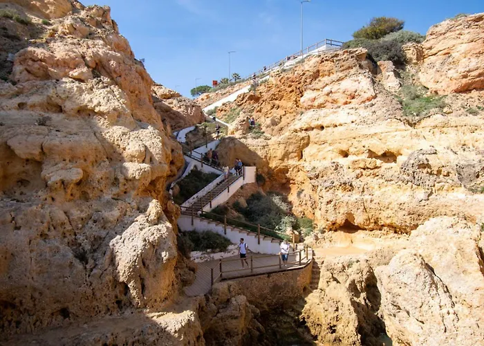 Azula - Bright And Airy 2 Bedroom With P