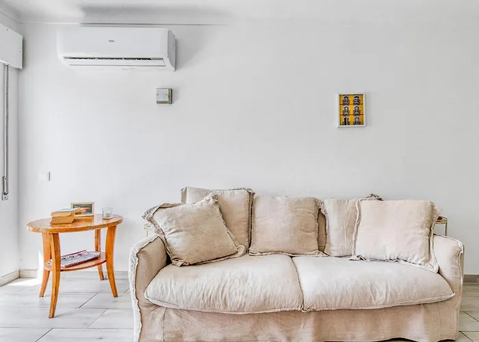 Azula - Bright And Airy 2 Bedroom With P *