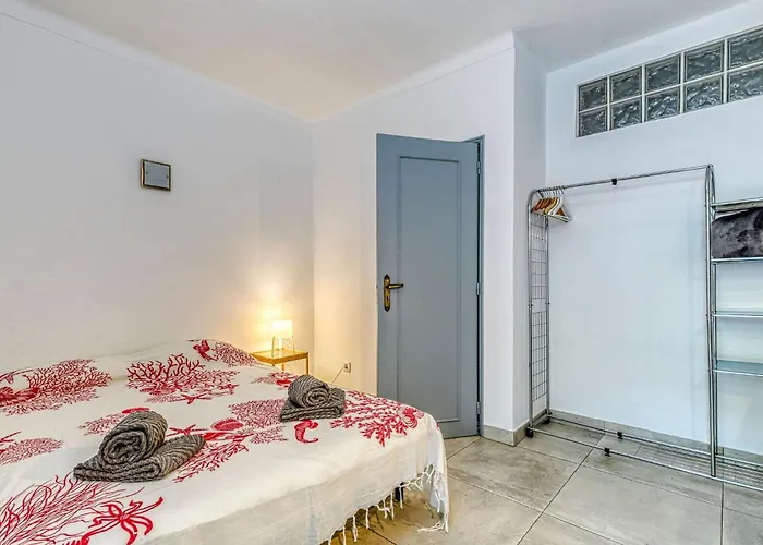 Azula - Bright And Airy 2 Bedroom With P