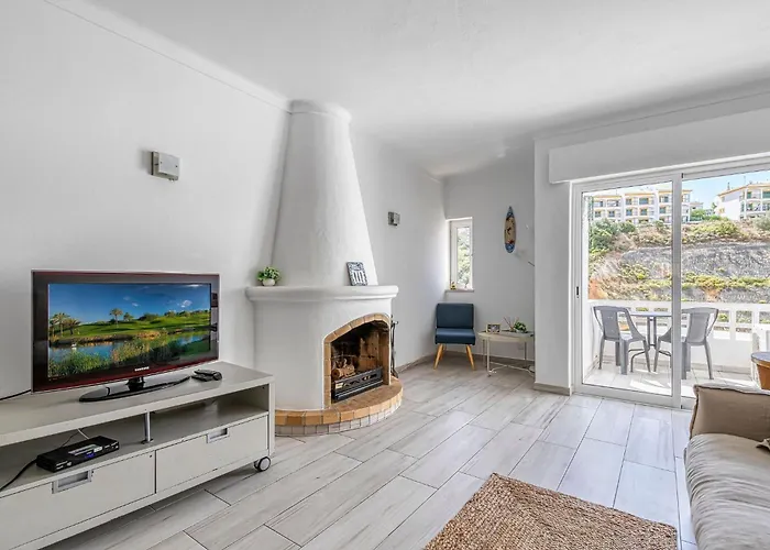 Azula - Bright And Airy 2 Bedroom With P